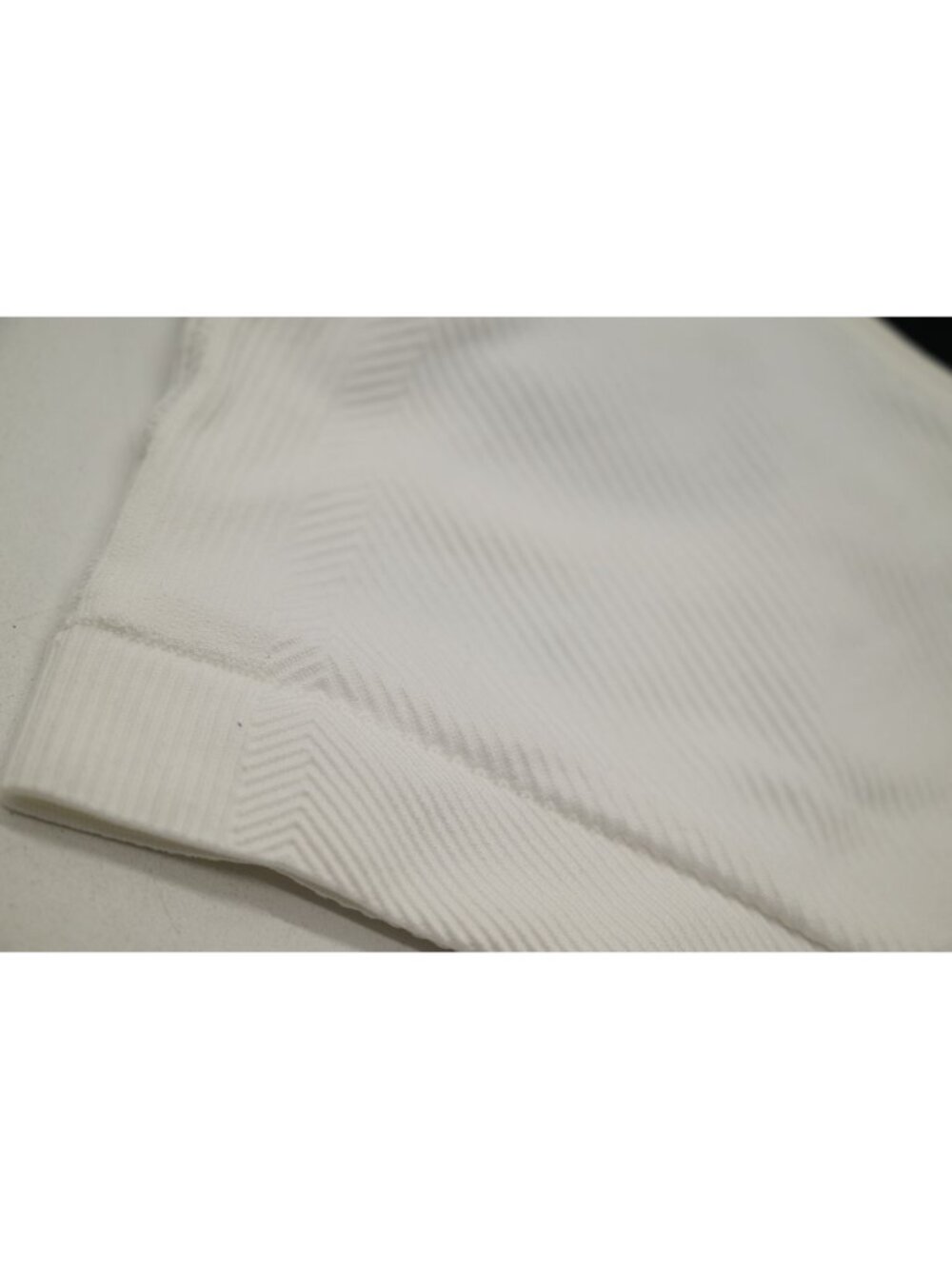 NWT All In Motion Lot of 2 Ribbed Pullover Sports Bras Sz S 6-7 White Black - Picture 4 of 12